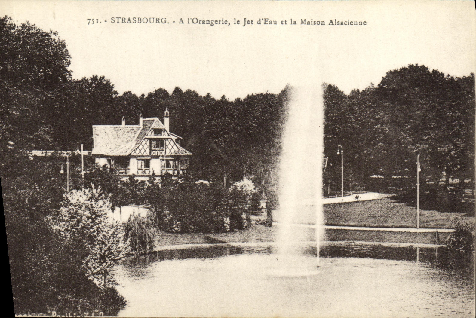 CPA Strasbourg A l Orangerie le Jet d Eau et la Maison Alsacienne
