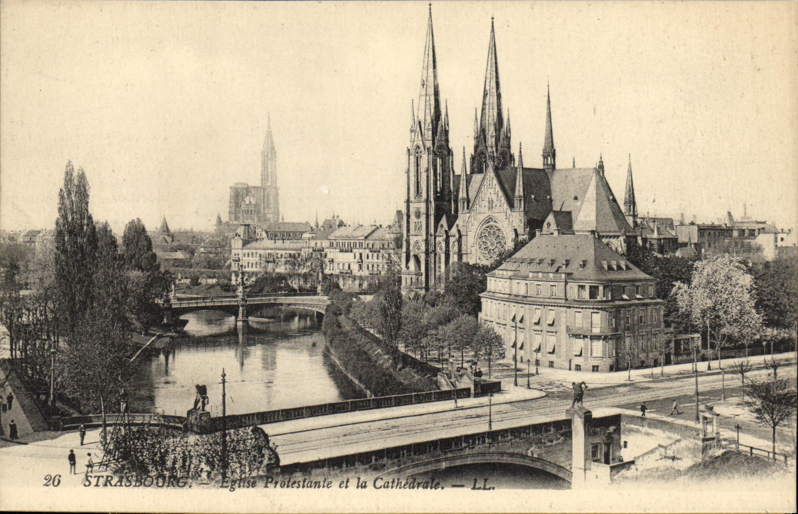 CPA Strasbourg Eglise Protestanle et la Cathedrale