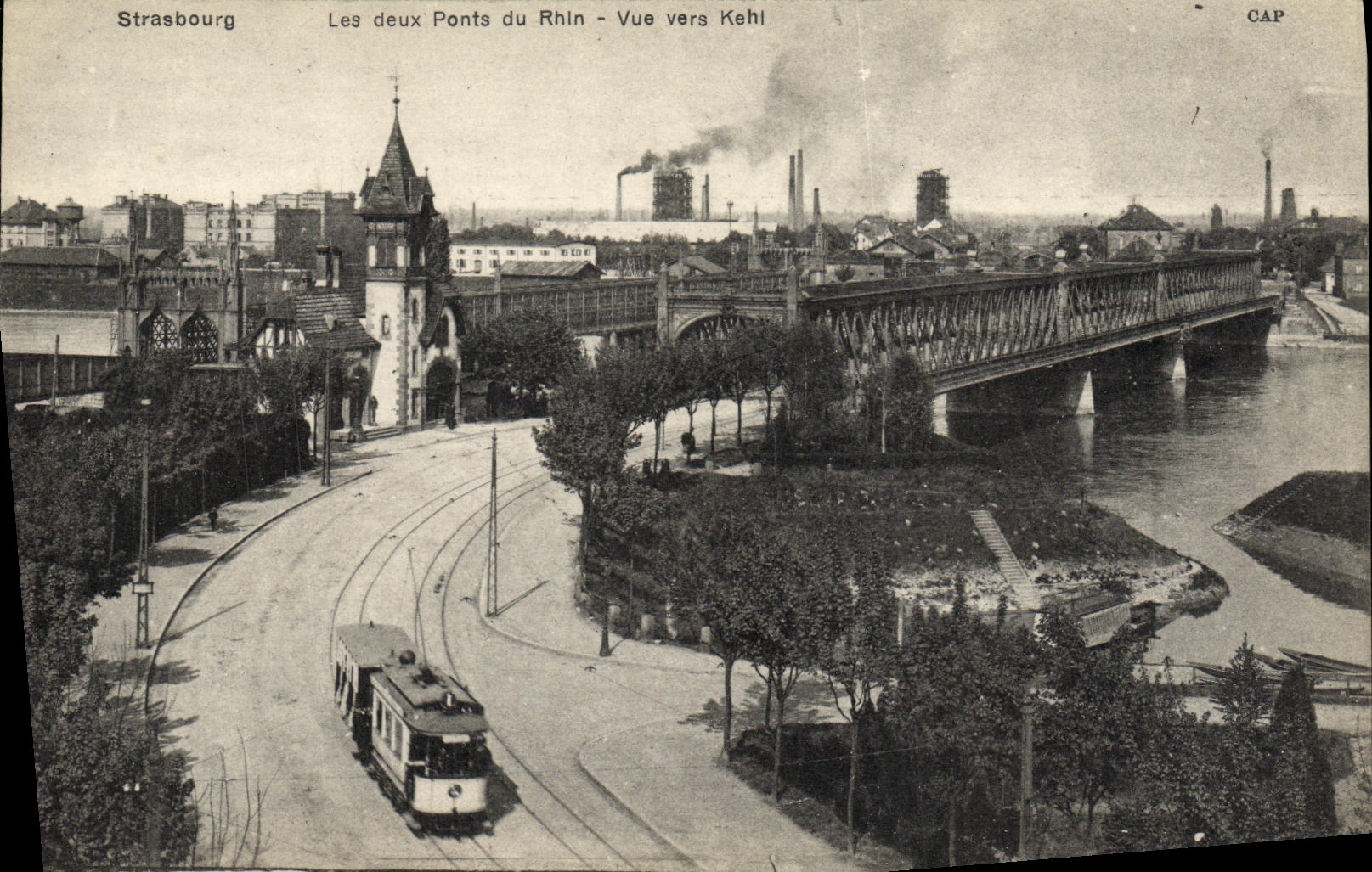 CPA Strasbourg Les deux Ponts du Rhin Vue vers Kehl Tramway