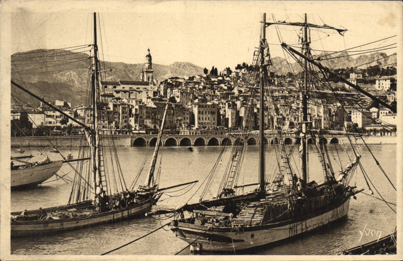 Menton — Le Port et la Vieille Ville — Yvon d'Art