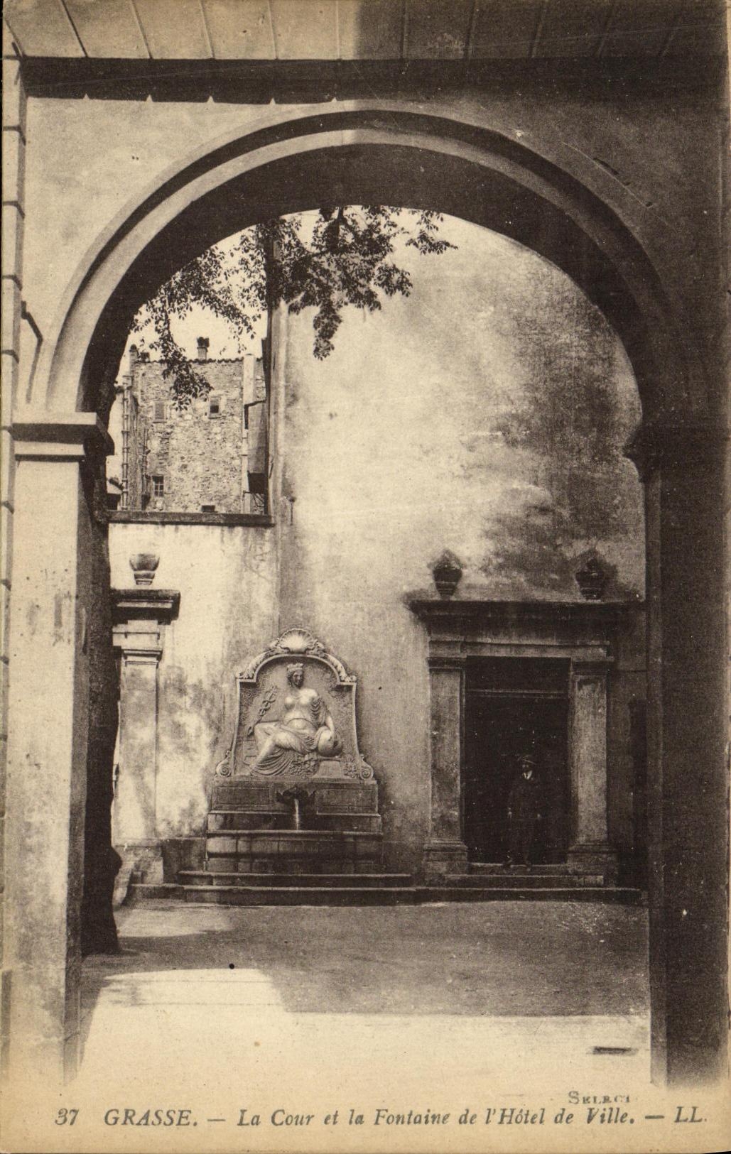 CPA Grasse La Cour et la Fontaine de l Hotel de Ville
