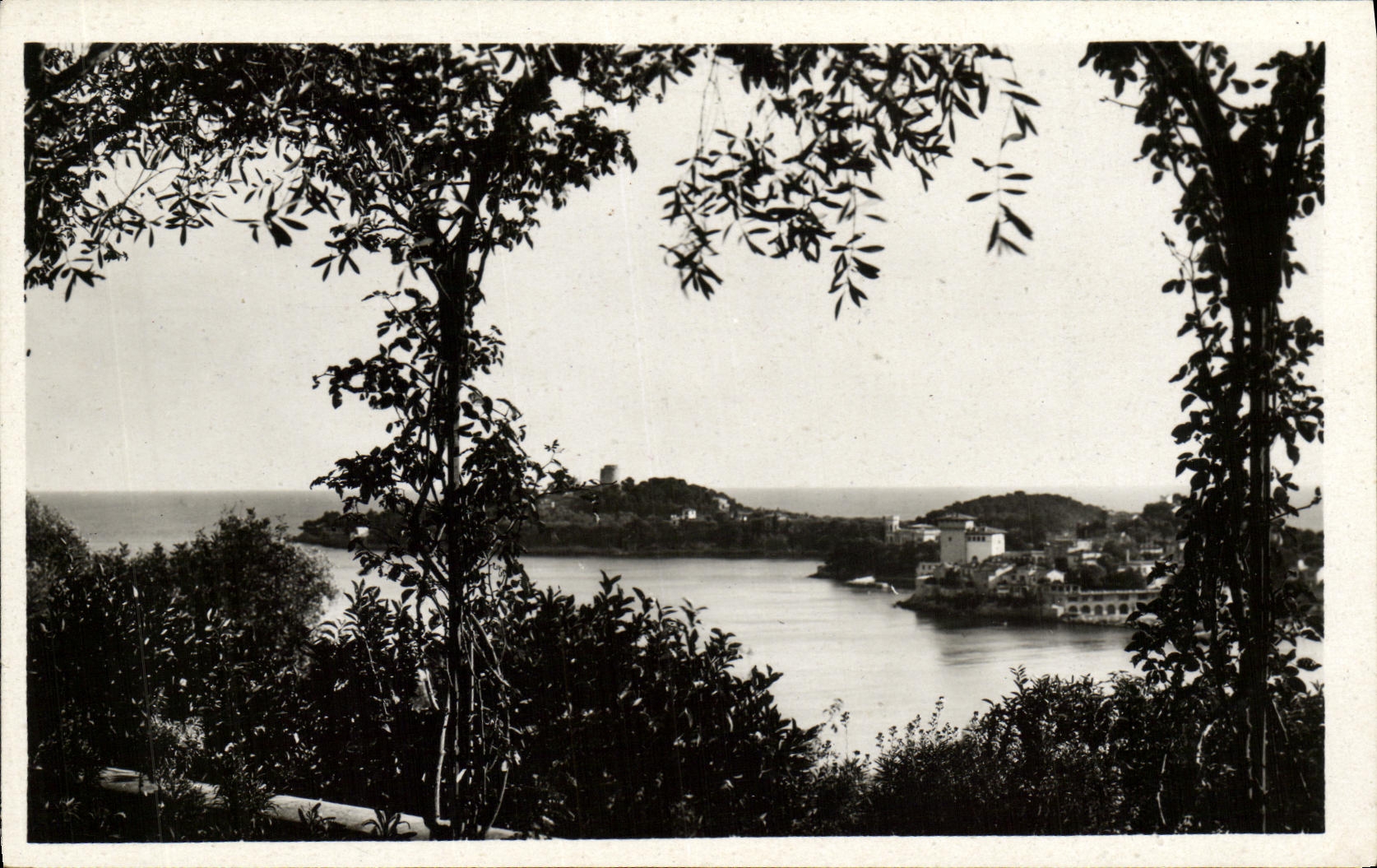 La Pointe-St-Hospice — vue sur la baie — Éditions M.A.R. & Cie, Nice