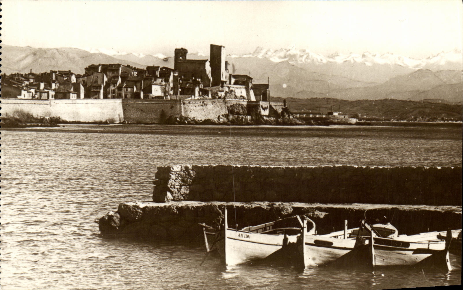 Antibes - Panorama et la Chaîne des Alpes — Éditeur LL. n°139