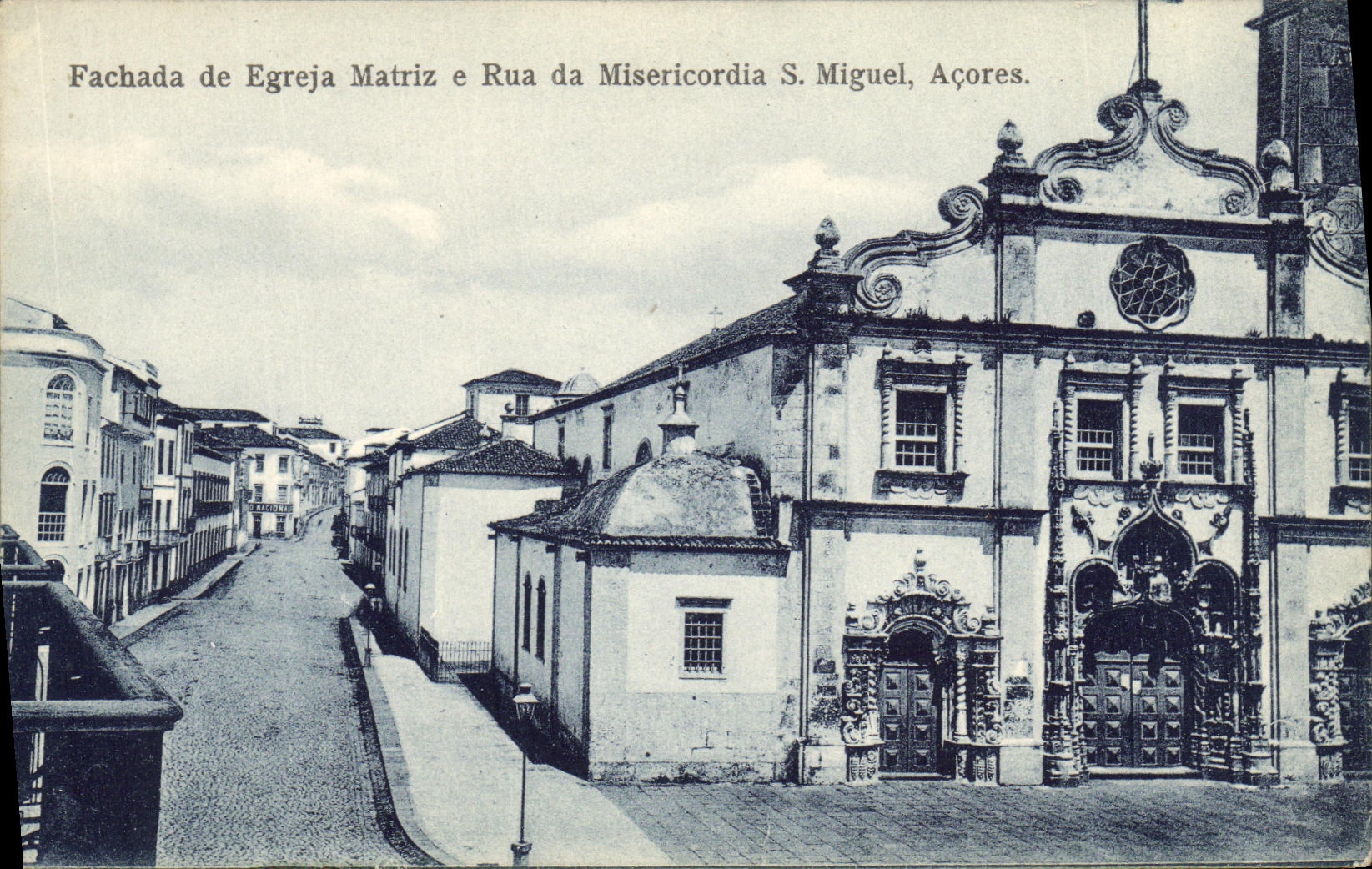 CPA Fachada de Egreja Matriz e Rua Misericordia S Miguel Acores