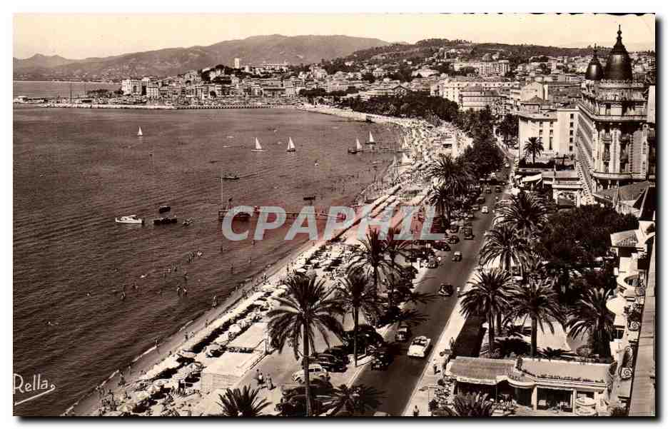 CPA La Cote D Azur Cannes Vue generale sur la Plage et le Suquet