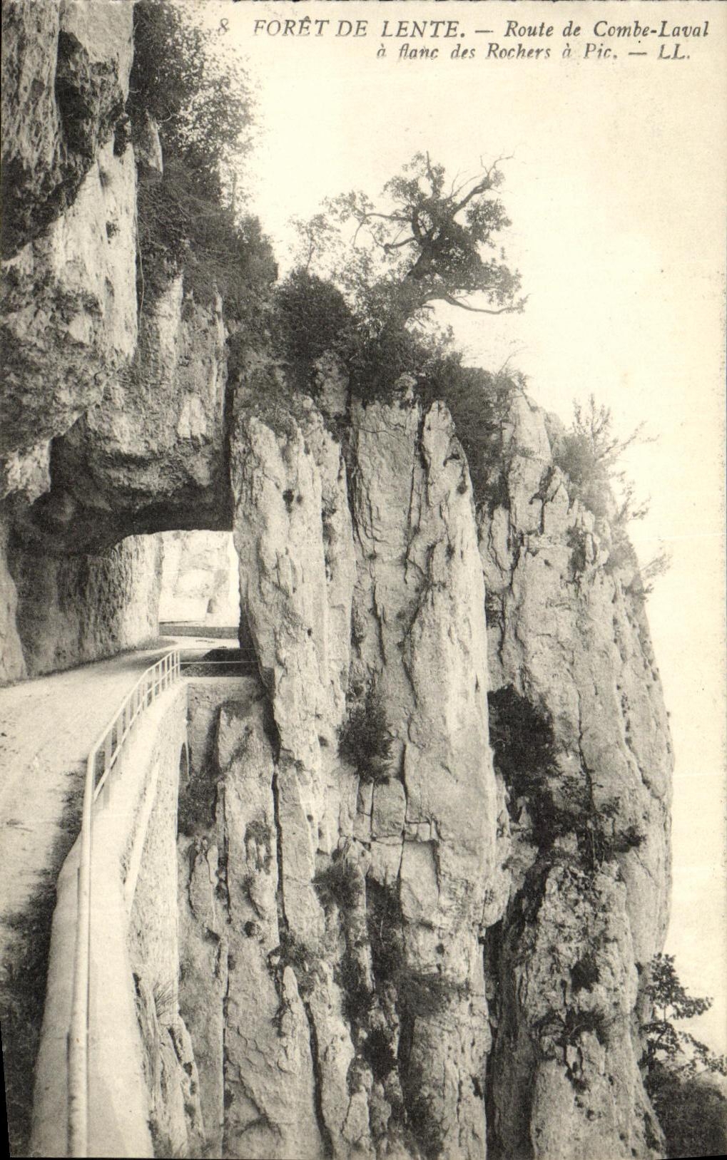 Forêt de Lente — Route de Combe-Laval à flanc des Rochers à Pic — LL