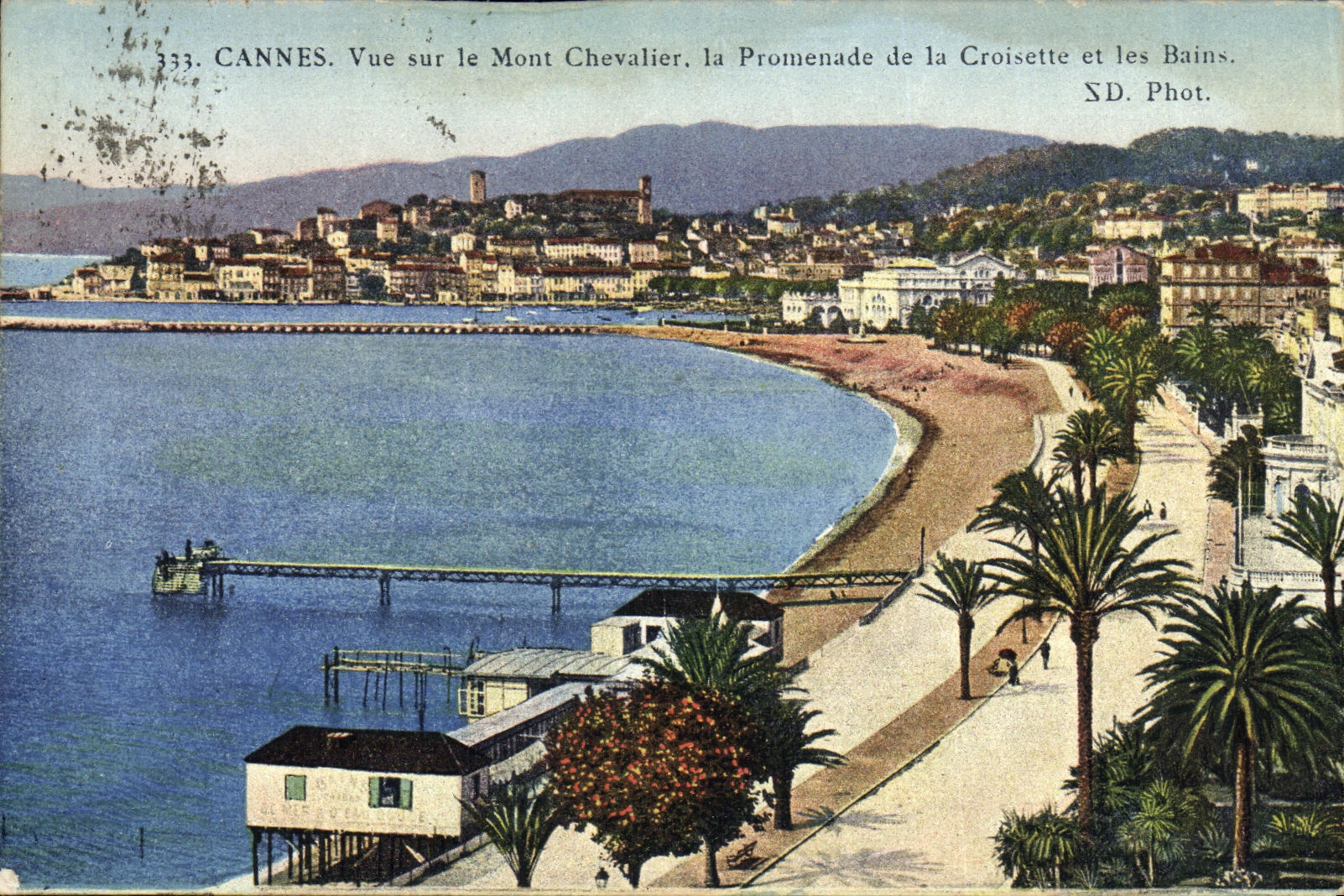 CPA Cannes Vue sur le Mont Chevalier La promenade de la croisette et les bains 