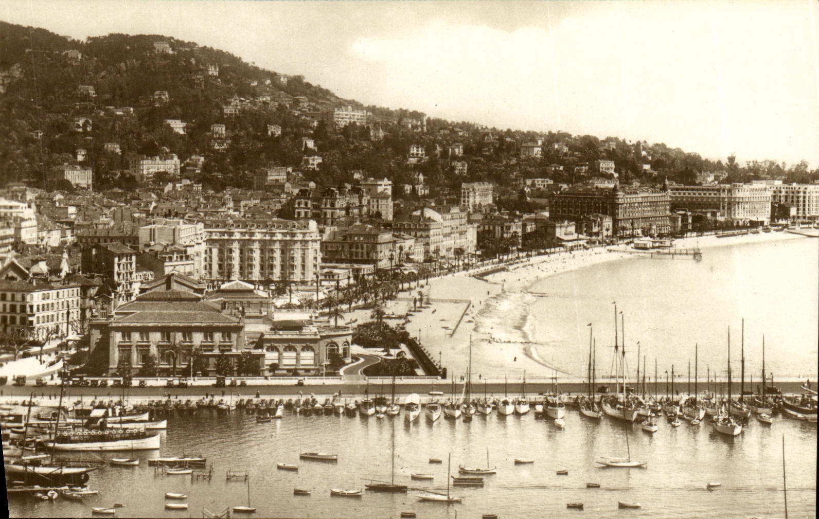CPA Cannes Le Casino et les Hotels Vus du Mont Chevalier Bateaux