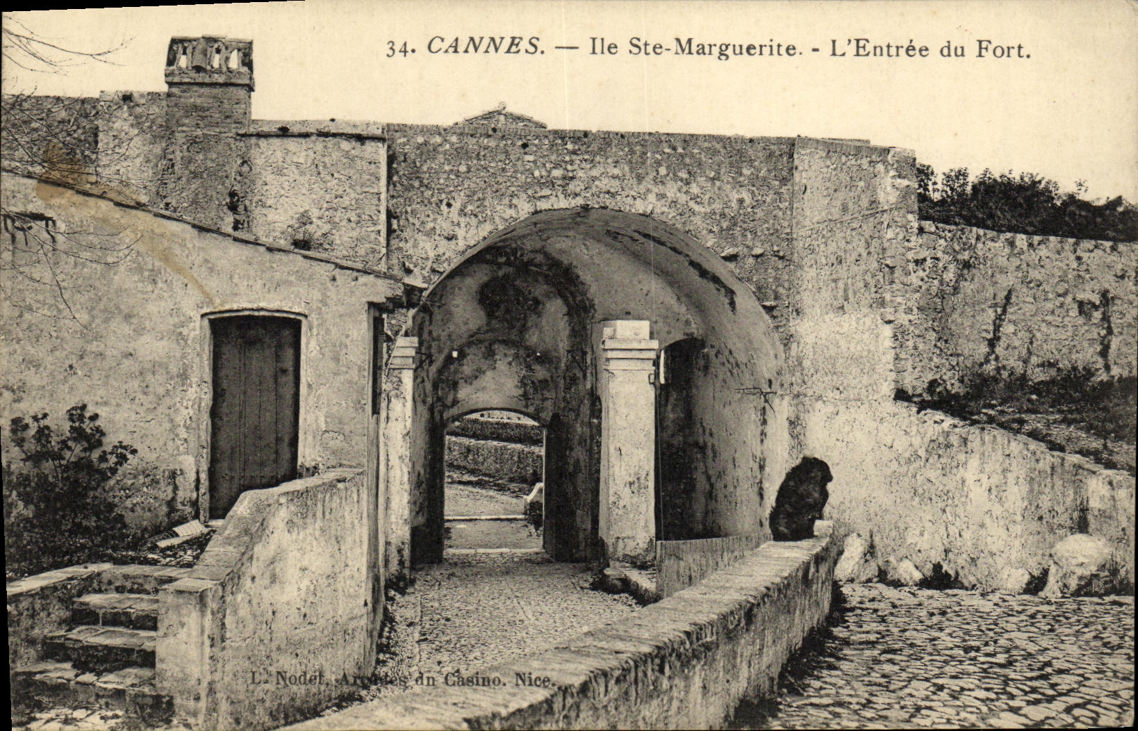 CPA Cannes Ile Ste Marguerite L Entree du Fort