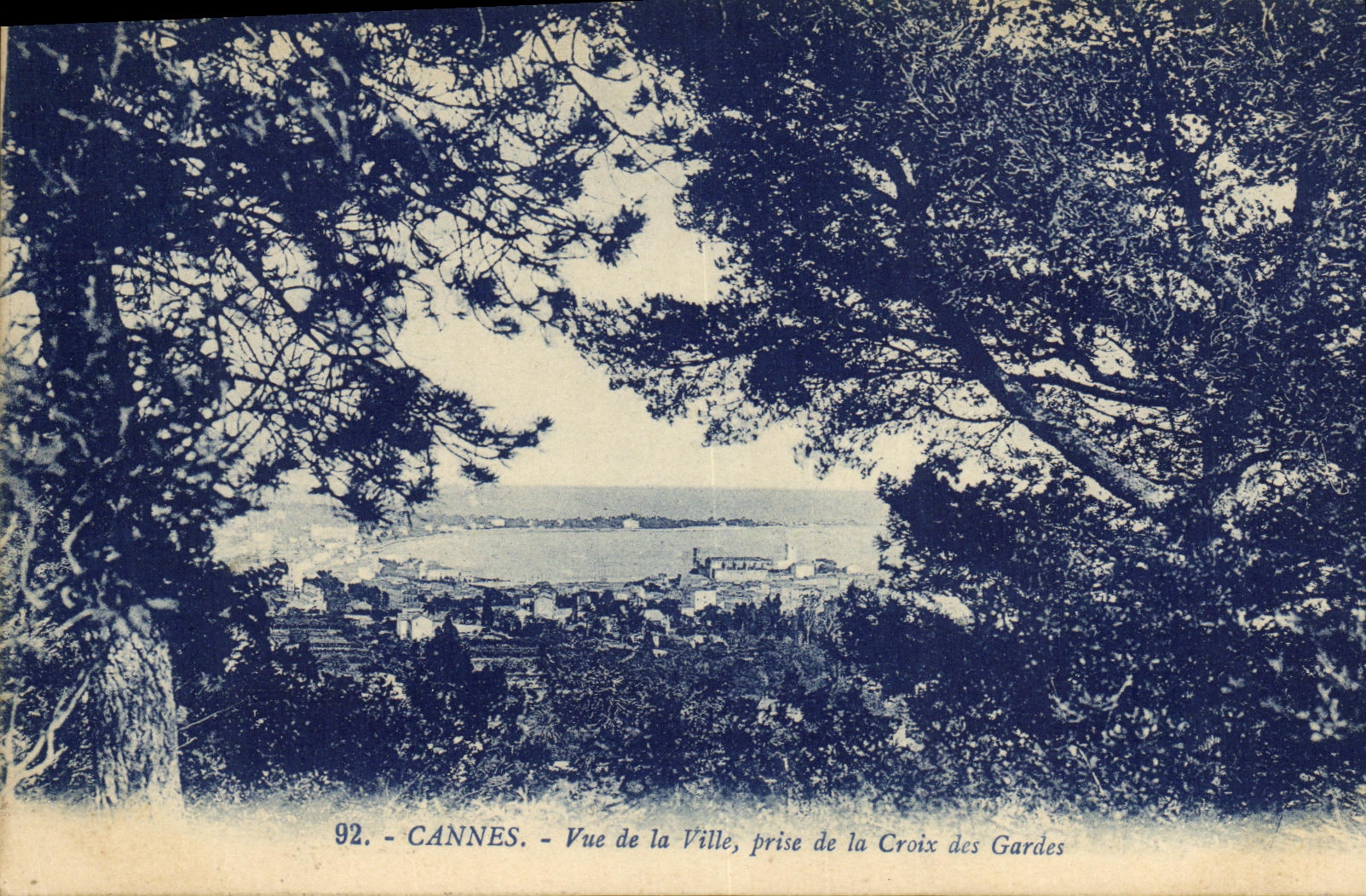CPA Cannes Vue de la Ville prise de la Croix des Gardes