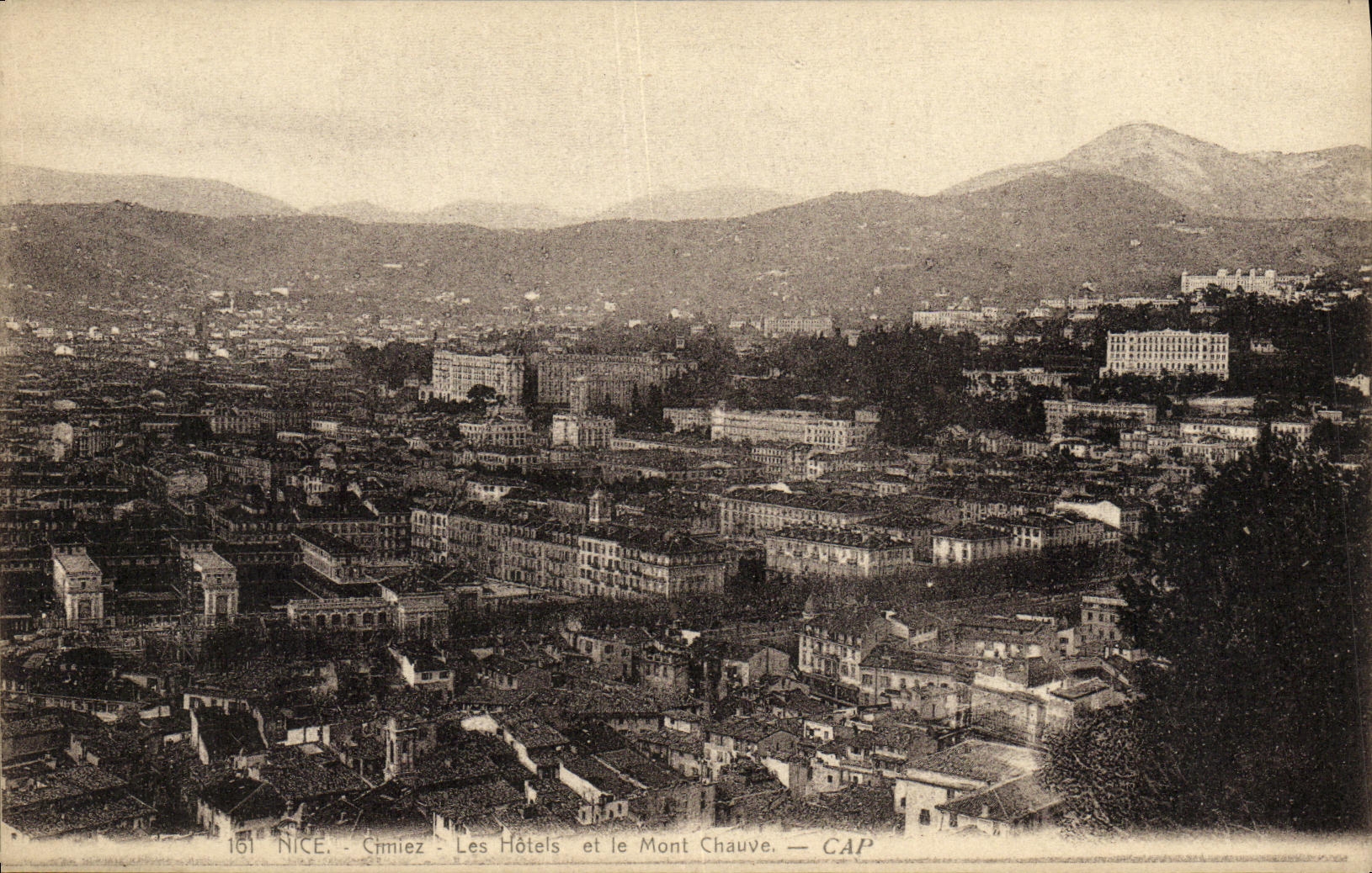 CPA Nice Chiiez Les Hotels et le Mont Chauve
