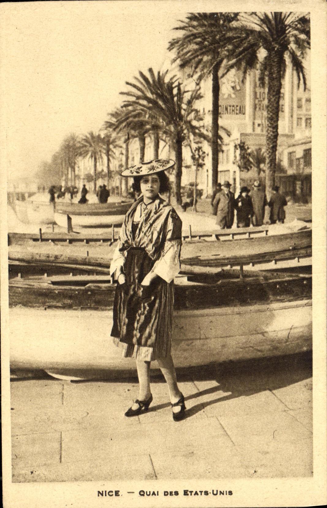 CPA Nice Quai Des Etats Unis Femme Folklore