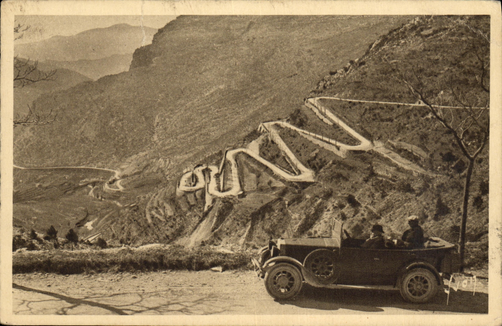 CPA Route de Nice a Sospel Les lacets du col de Braun Automobile 