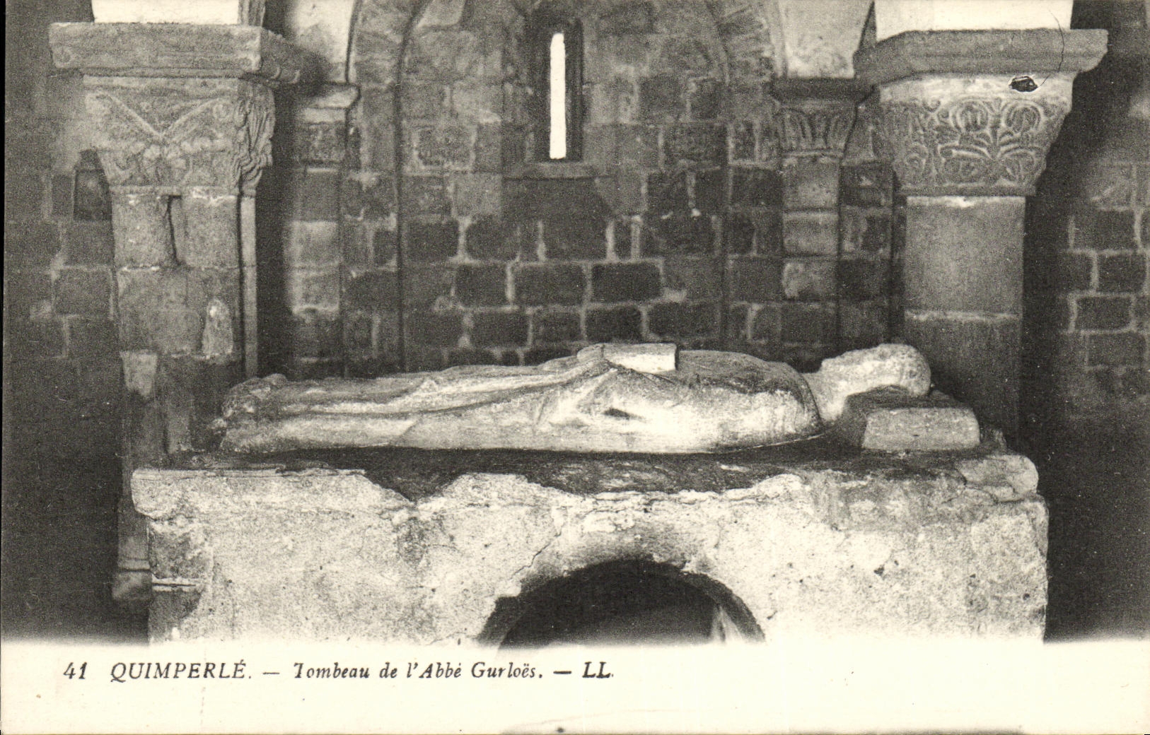 CPA Quimperle Tombeau de L Abbe Gurloes