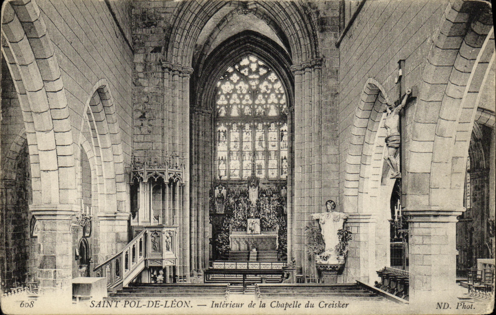 CPA Saint Pol Leon Interieur de la Chapelle du Creisker