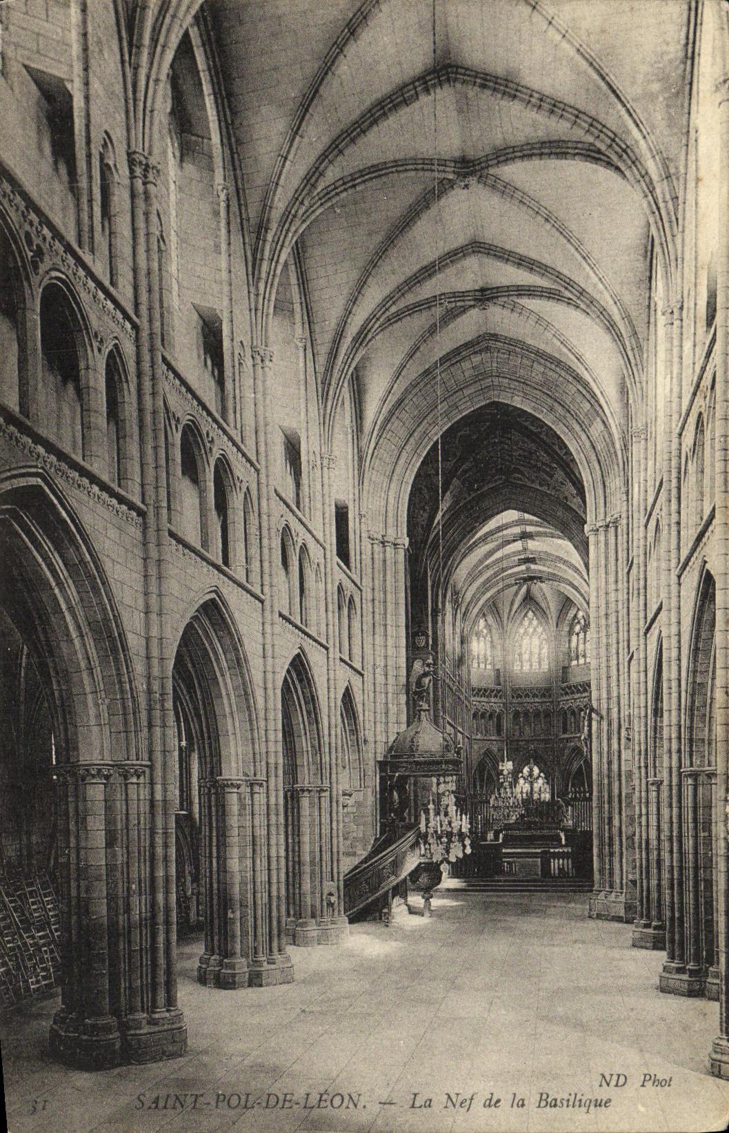 CPA Saint Pol Leon La Nef de la Bassilique
