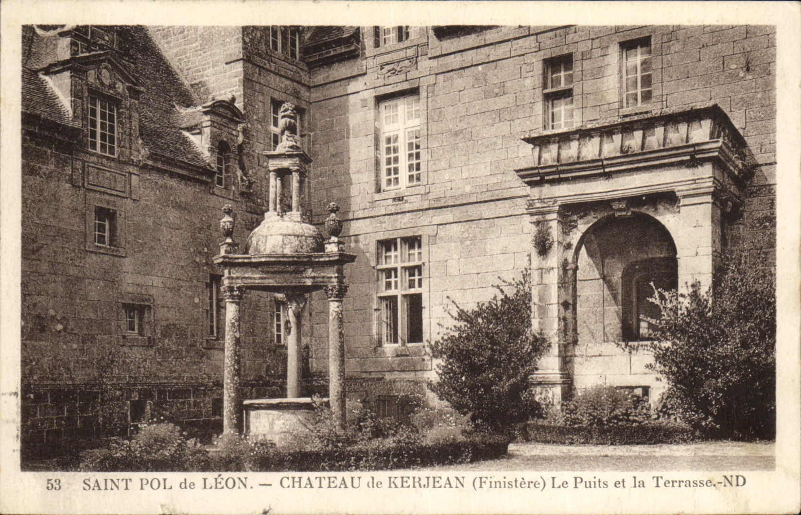 CPA Saint Pol Leon Chateau de Kerjean Le puits et la terrasse