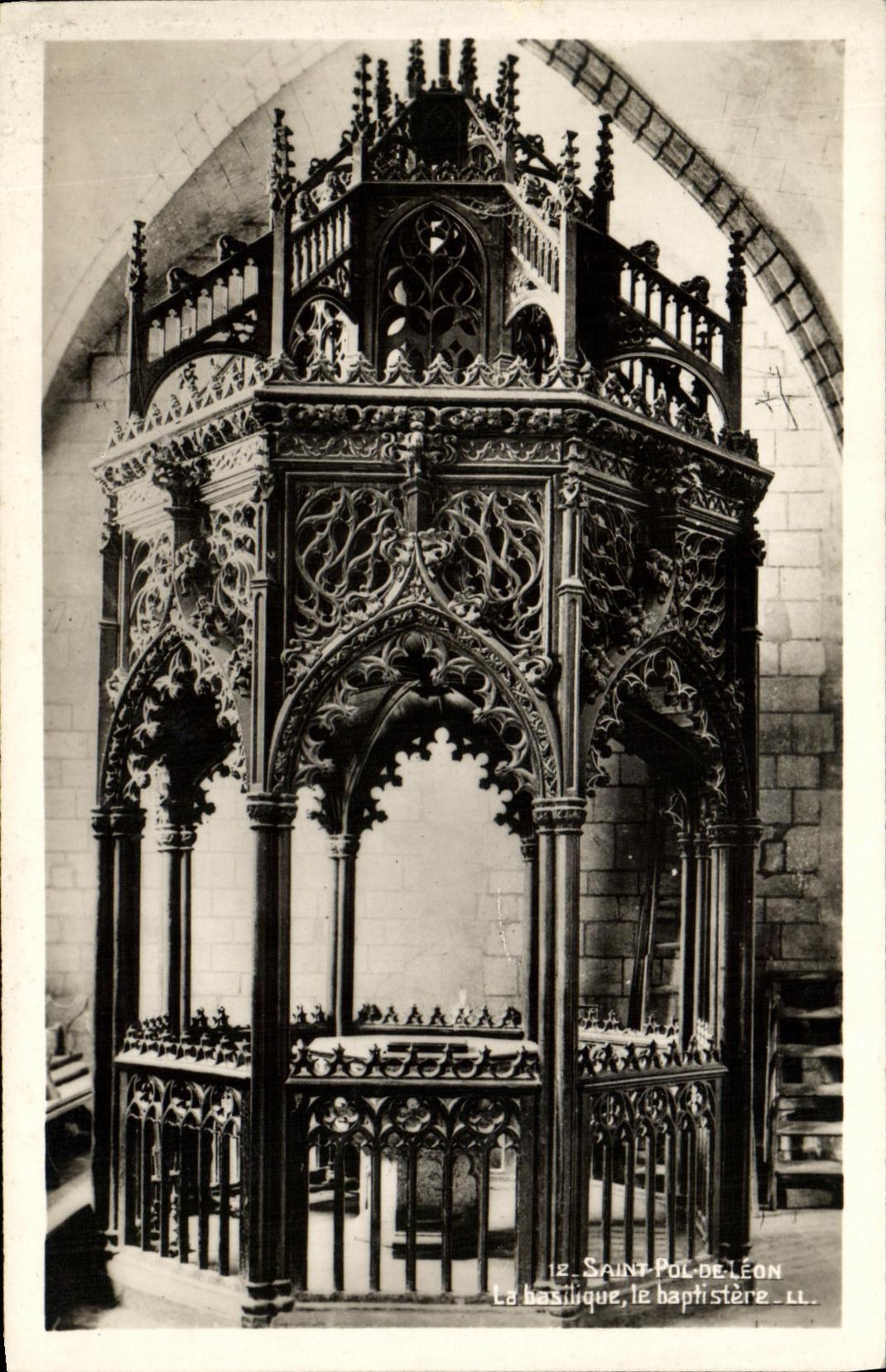 CPA Saint Pol de Leon La Basilique le baptistere 