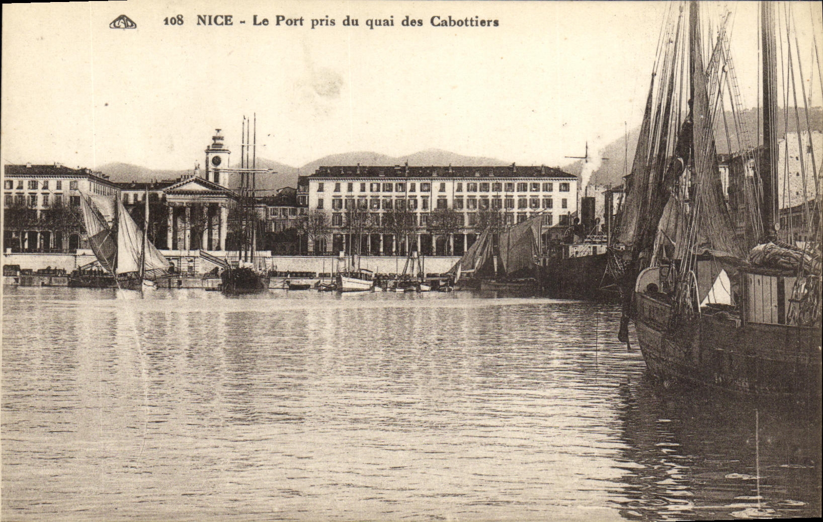 CPA Nice Le Port pris du Quai des Cabottiers Bateau