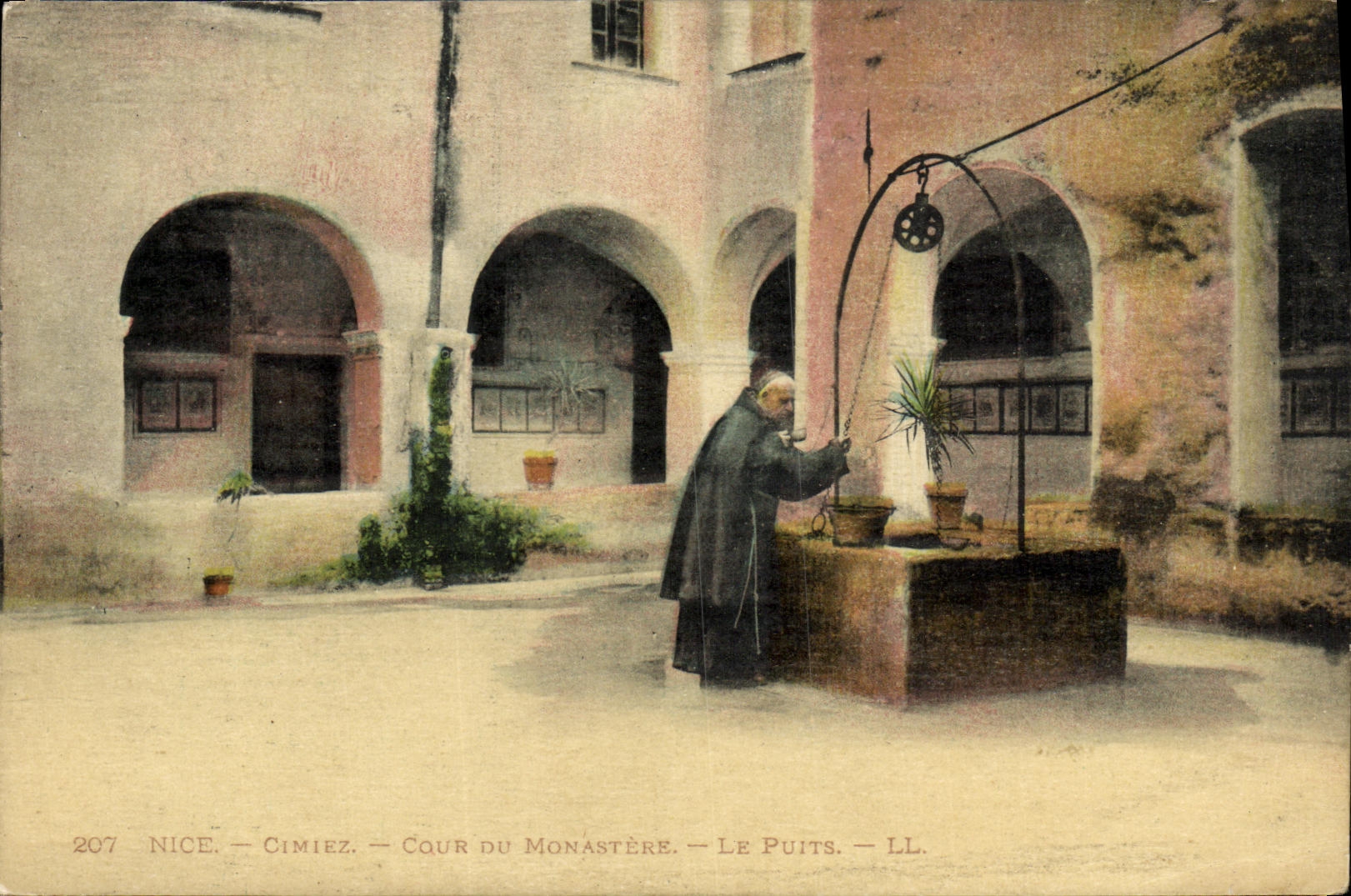 CPA Nice Cimiez Cour du Monastere Le Puits