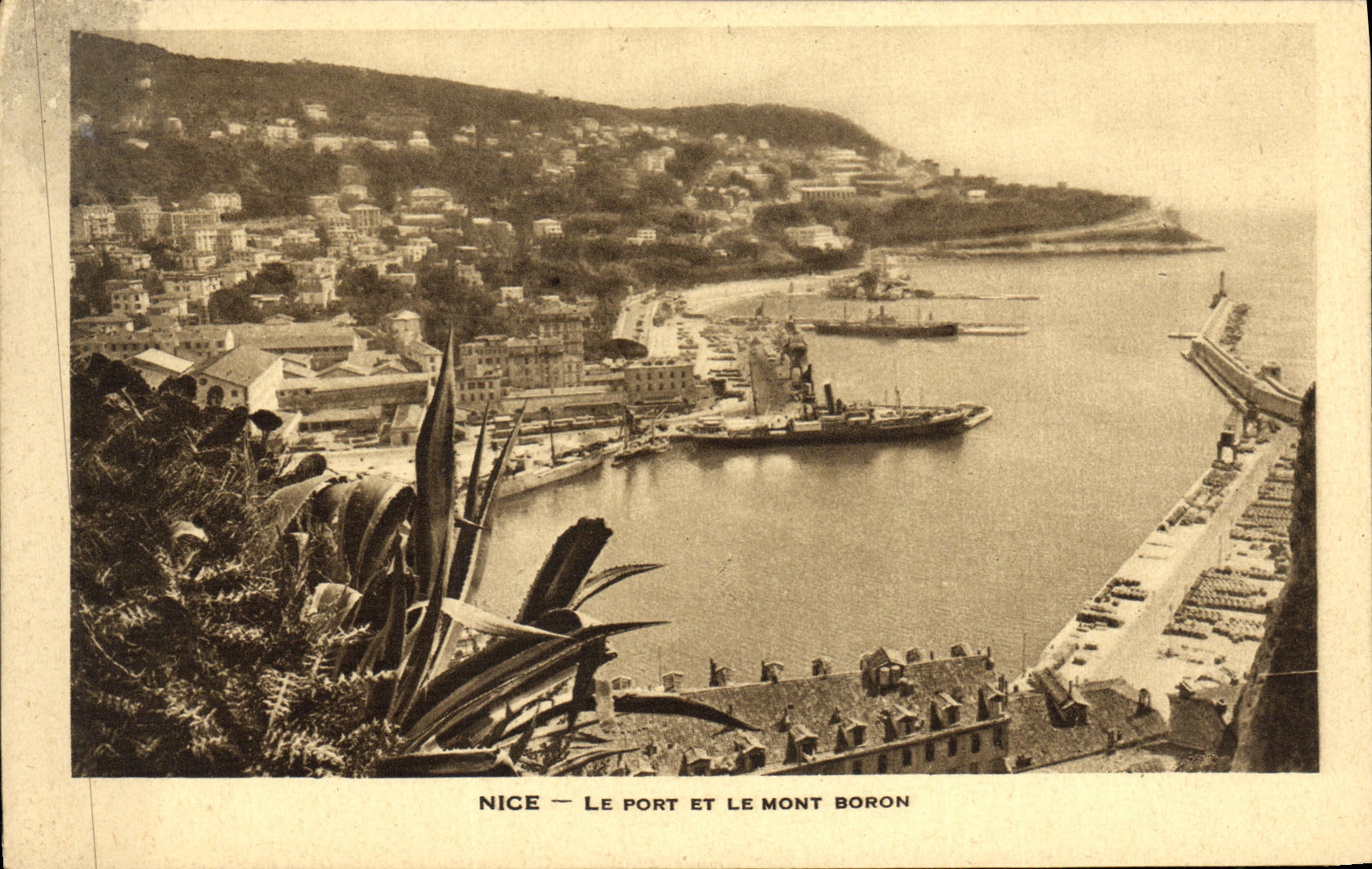 CPA Nice Le Port et le Mont Boron Bateau