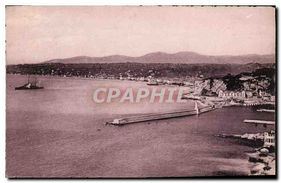CPA Nice Saluee par un Cuirasse d escadre Bateau