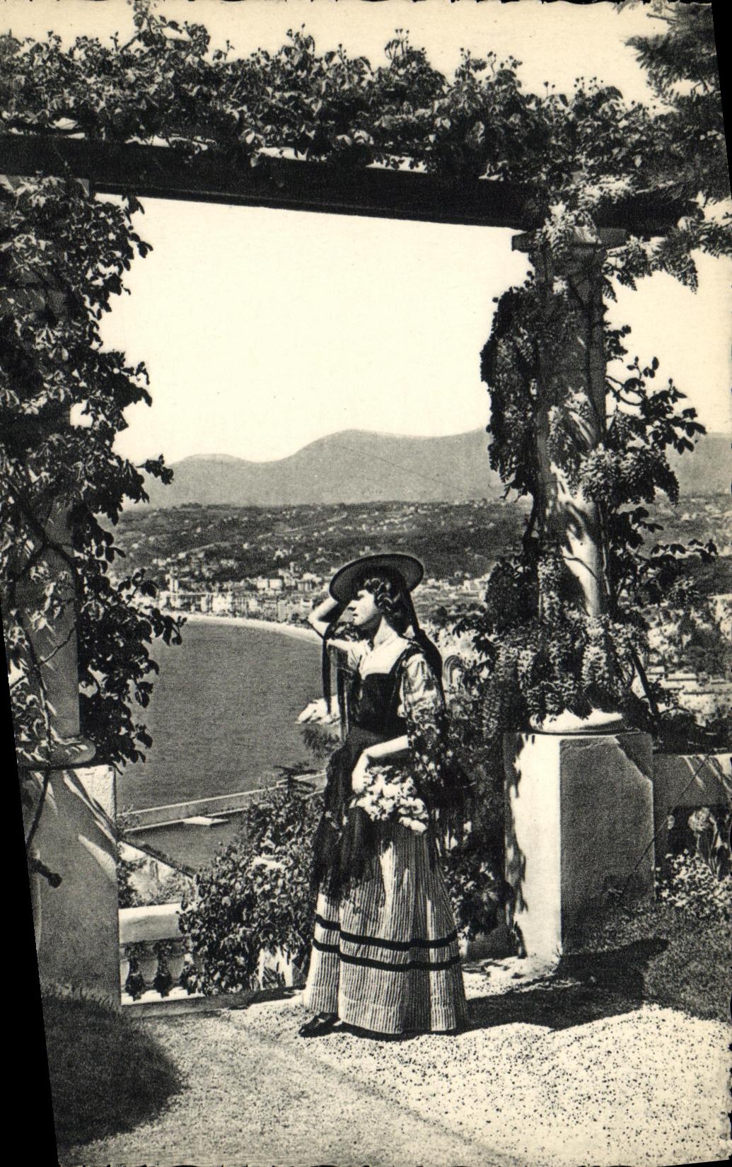 CPA Nice Entre les Pergolas Costume du Pays Femme Folklore