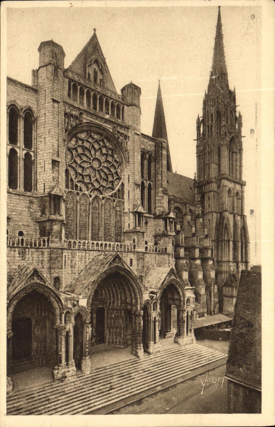Cathédrale Notre-Dame de Chartres — vue du portail et de la rosace — Éditions d'Art Yvon, n° 107