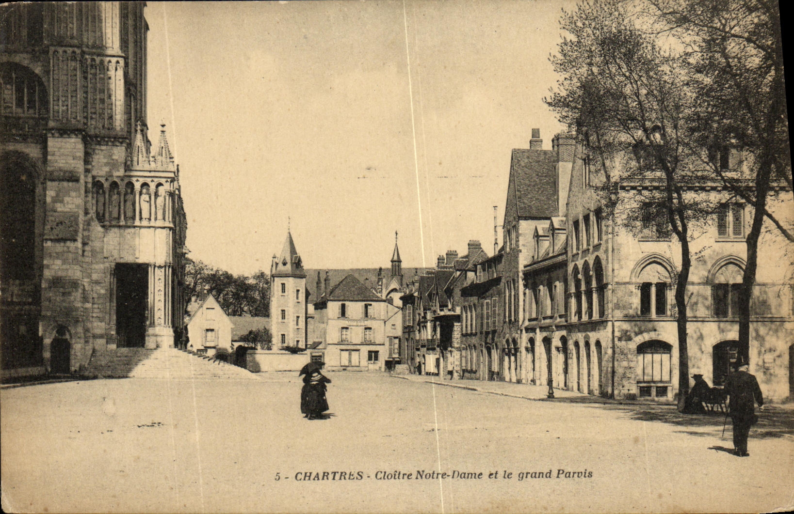 CPA Chartres Cloitre Notre Dame et le grand parvis