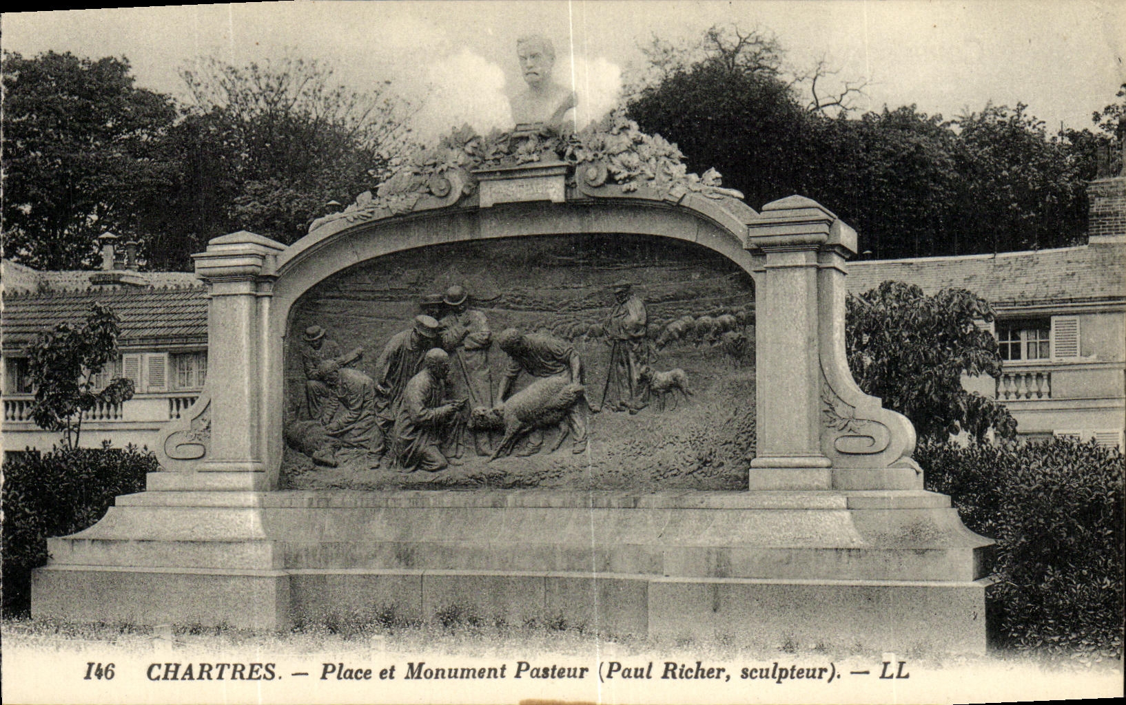 Chartres — Place et Monument Pasteur (Paul Richer, sculpteur) — LL