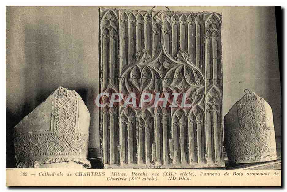 Cathédrale de Chartres — Mitres et panneau de bois gothique — ND Phot.