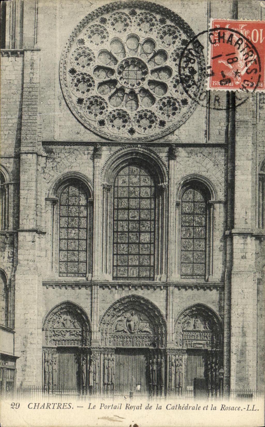 Chartres — Le Portail Royal de la Cathédrale et la Rosace.-LL.