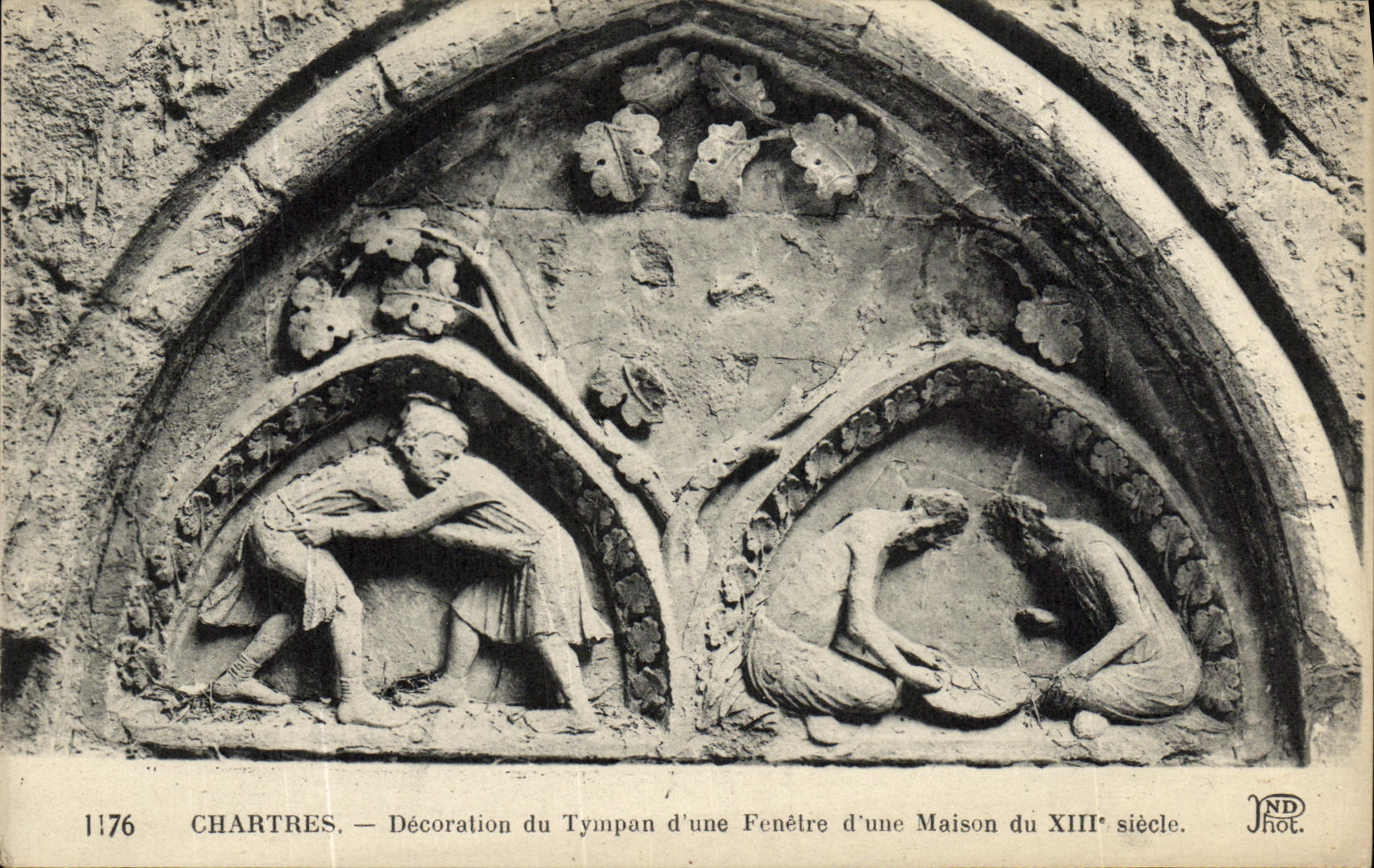 Chartres — Décoration du tympan d'une fenêtre d'une maison du XIIIe siècle — ND Phot.