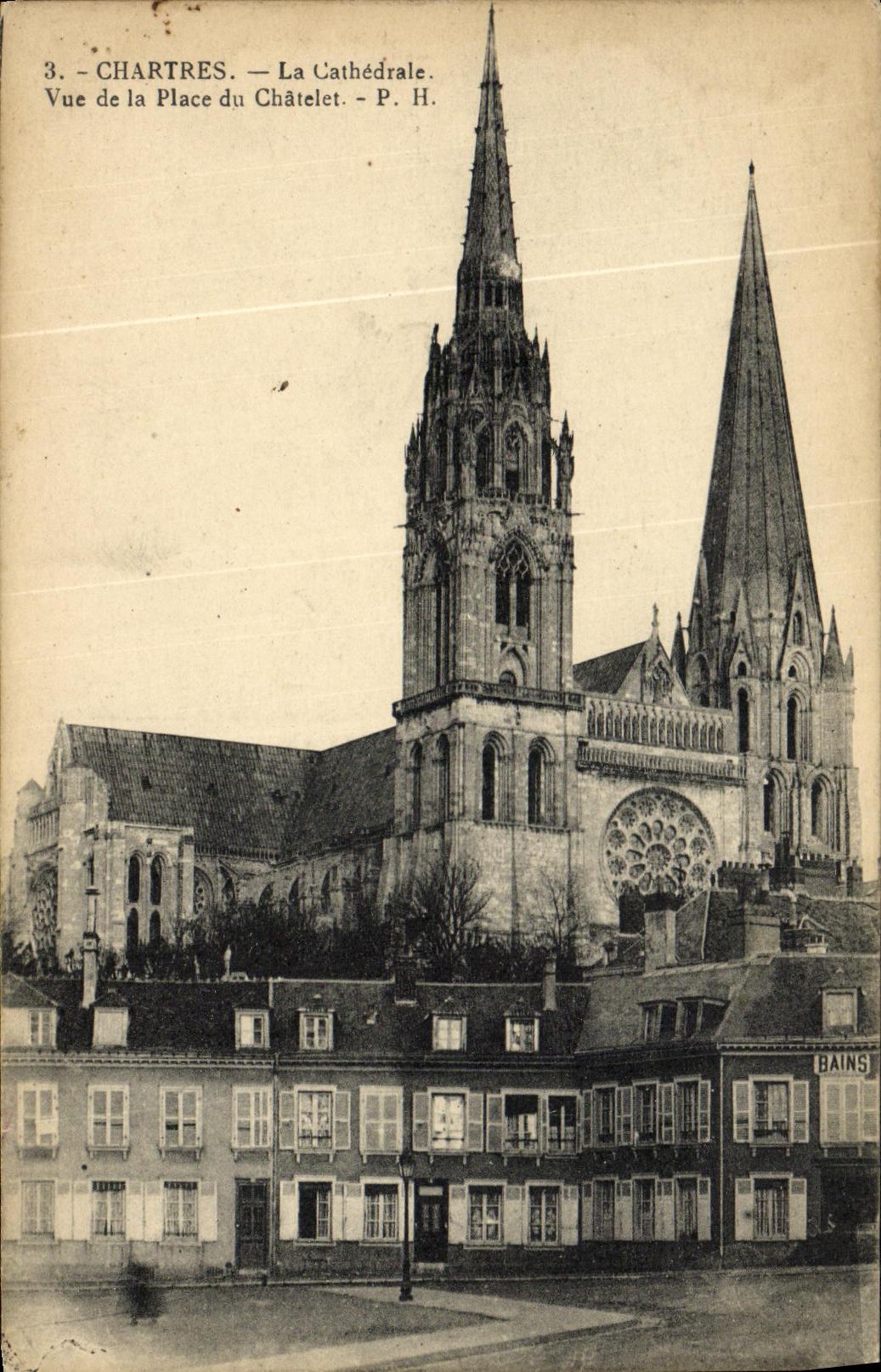 Chartres — La Cathédrale — Vue de la Place du Châtelet — P. H.