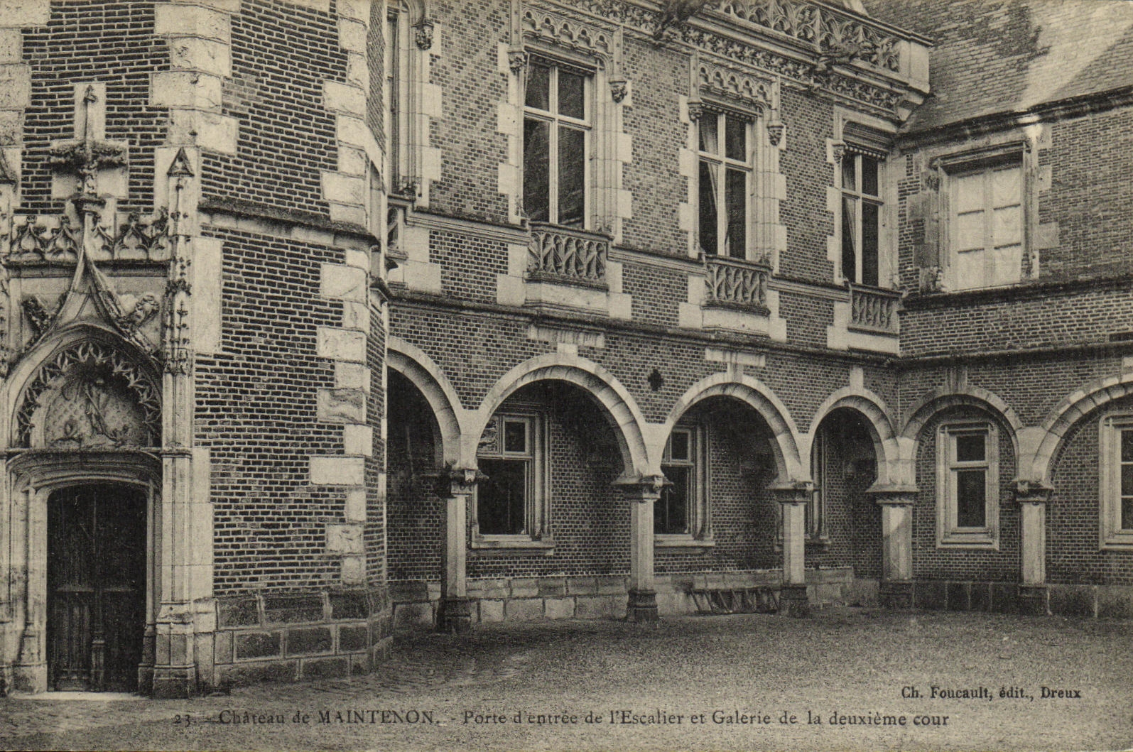 Château de Maintenon — Porte d'entrée de l'Escalier et Galerie de la deuxième cour — Ch. Foucault, édit., Dreux