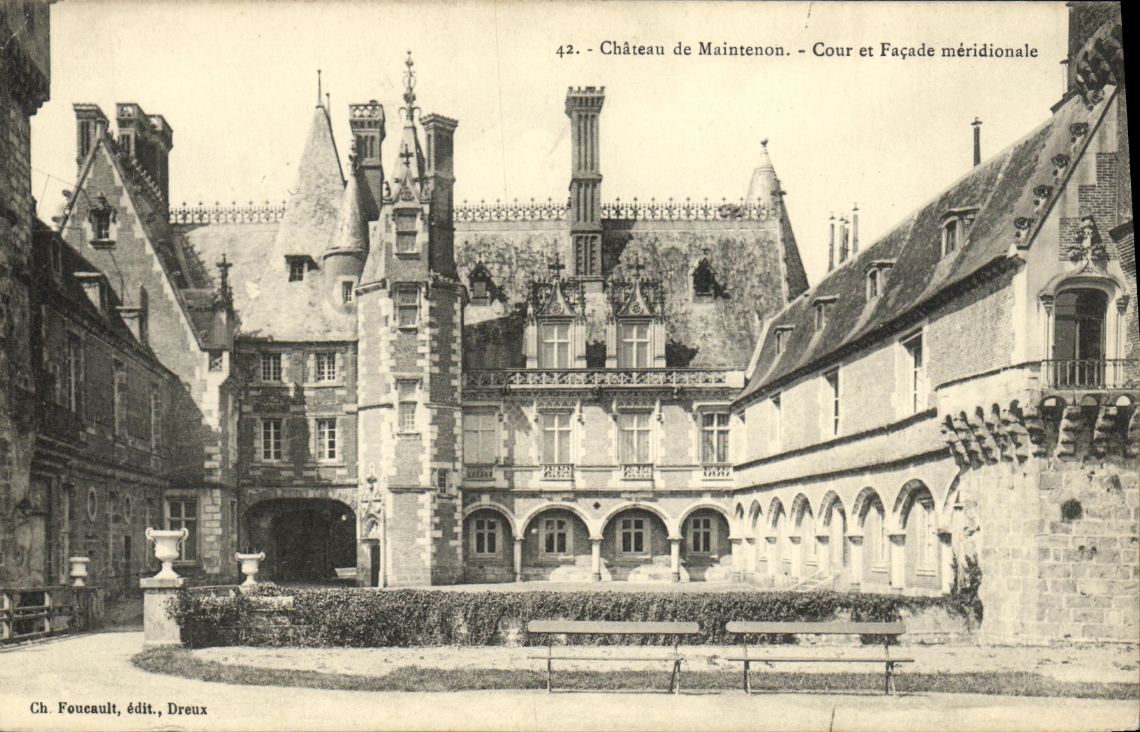 Château de Maintenon — Cour et Façade méridionale — Ch. Foucault, édit., Dreux