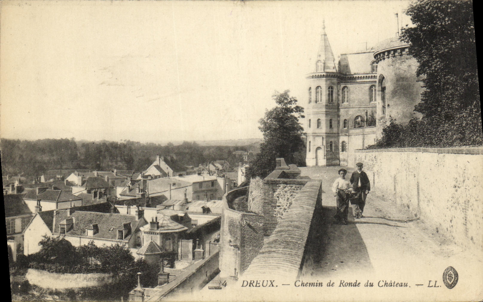 CPA Dreux Chemin de Ronde du Chateau