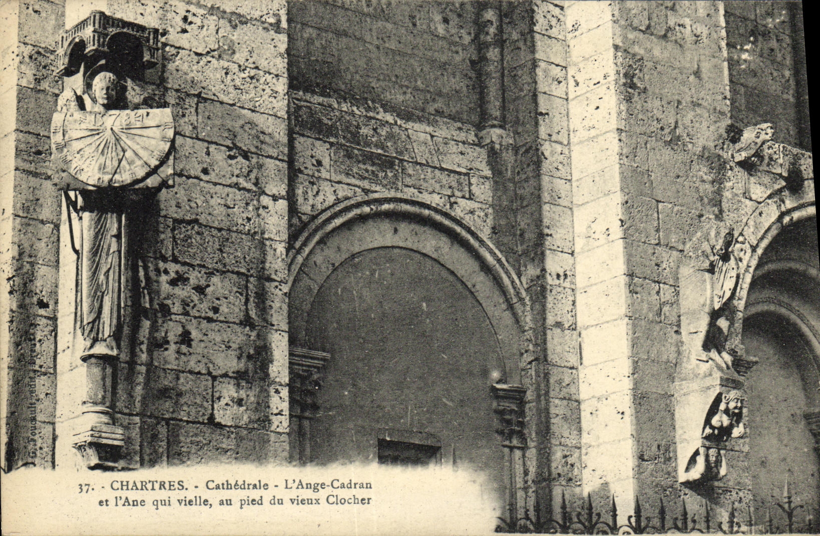 Chartres - Cathédrale - L'Ange-Cadran et l'Âne qui vielle, au pied du vieux Clocher