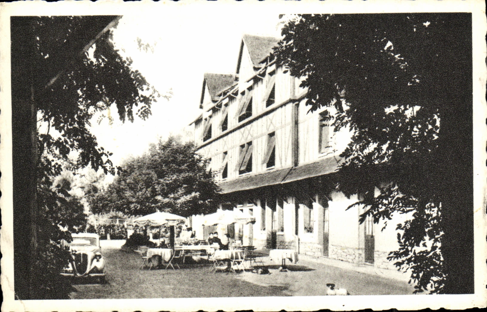 Hôtel Saint-Jacques - Cloyes (E.-et-L.) — Vue sur la cour intérieure, les chambres, le restaurant et la terrasse — Ed. J. Le Marigny, La Seyne-sur-Mer