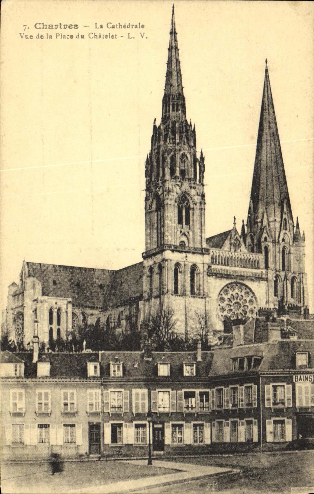 Chartres — La Cathédrale — Vue de la Place du Châtelet — L. V.