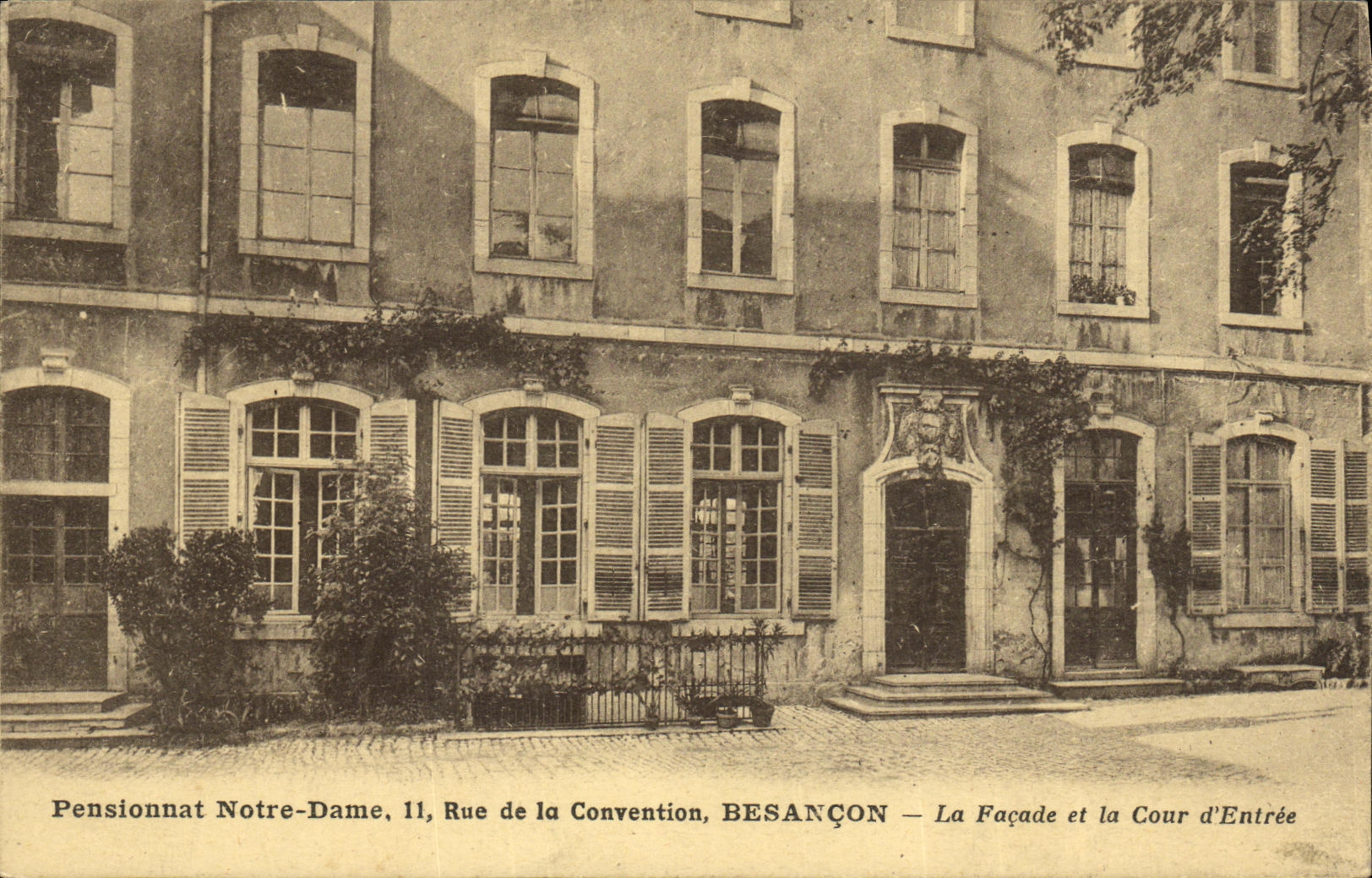 Pensionnat Notre-Dame, 11 Rue de la Convention — Façade et Cour d'Entrée — Éditions J. David et E. Vallot, Besançon