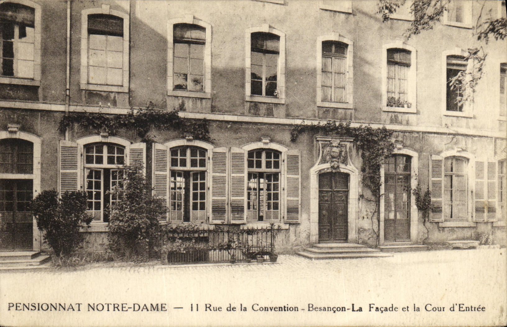 PENSIONNAT NOTRE-DAME — 11 Rue de la Convention — Besançon — La Façade et la Cour d'Entrée