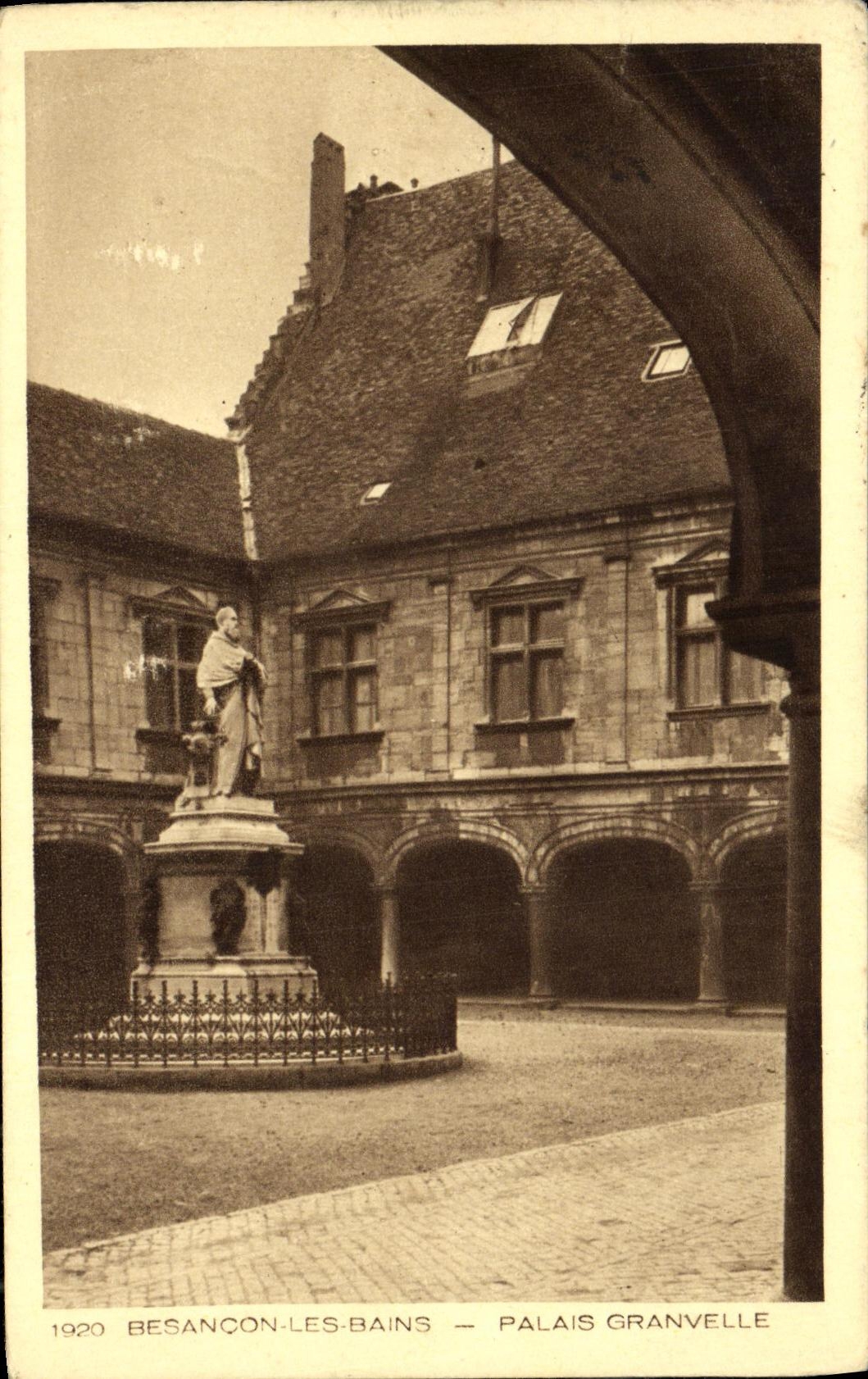 Besançon-les-Bains — Palais Granvelle — vue du cour intérieur avec statue