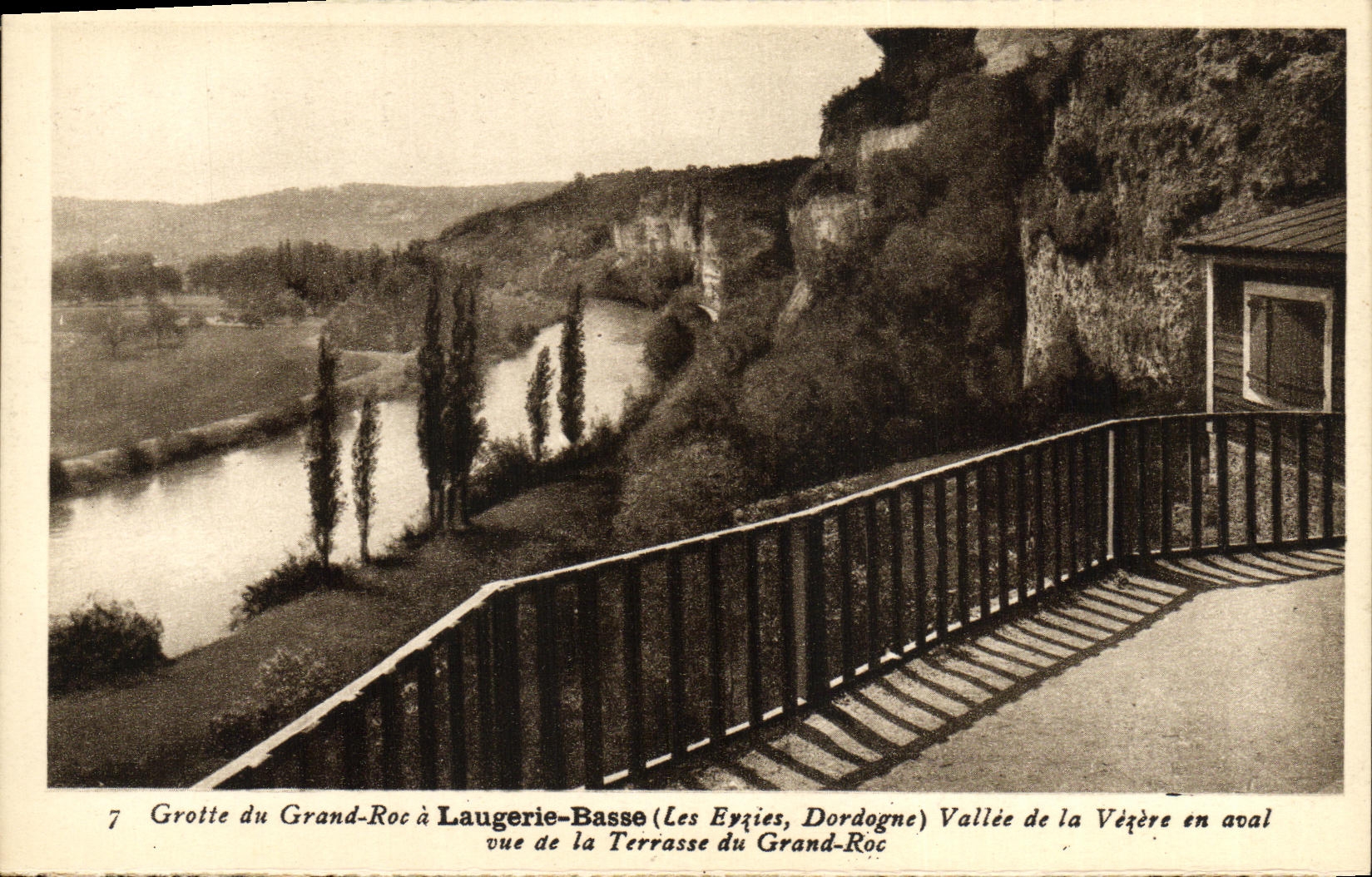 Grotte du Grand-Roc à Laugerie-Basse (Les Eyzies, Dordogne) — vue de la Terrasse du Grand-Roc — Phototypie Hélio-François, Limoges