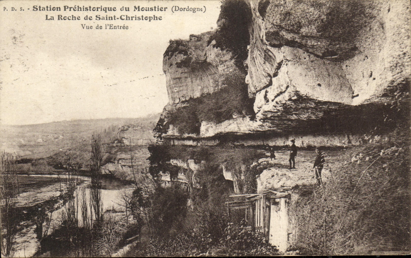Prähistorische Station von Mouustier (Dordogne) — La Roche de Saint-Christophe — Blick auf den Eingang — Foto von P. Daudin-A Ballat