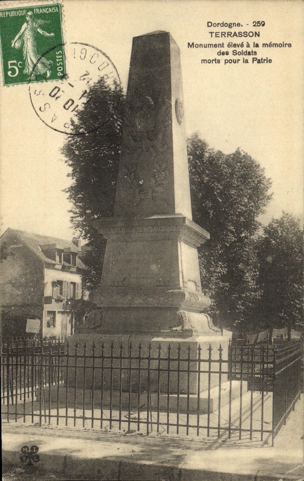 Terrasson - Monument aux Soldats morts pour la Patrie — Dordogne. 259