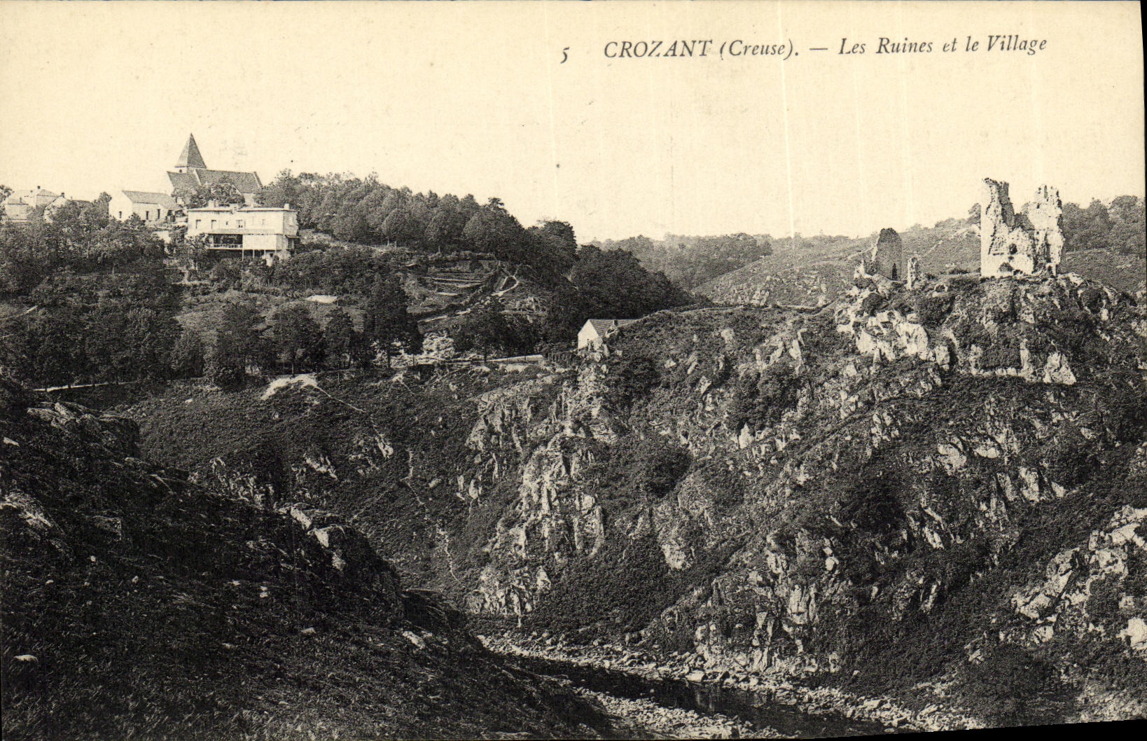 CPA Crozant Les Ruines et le Village