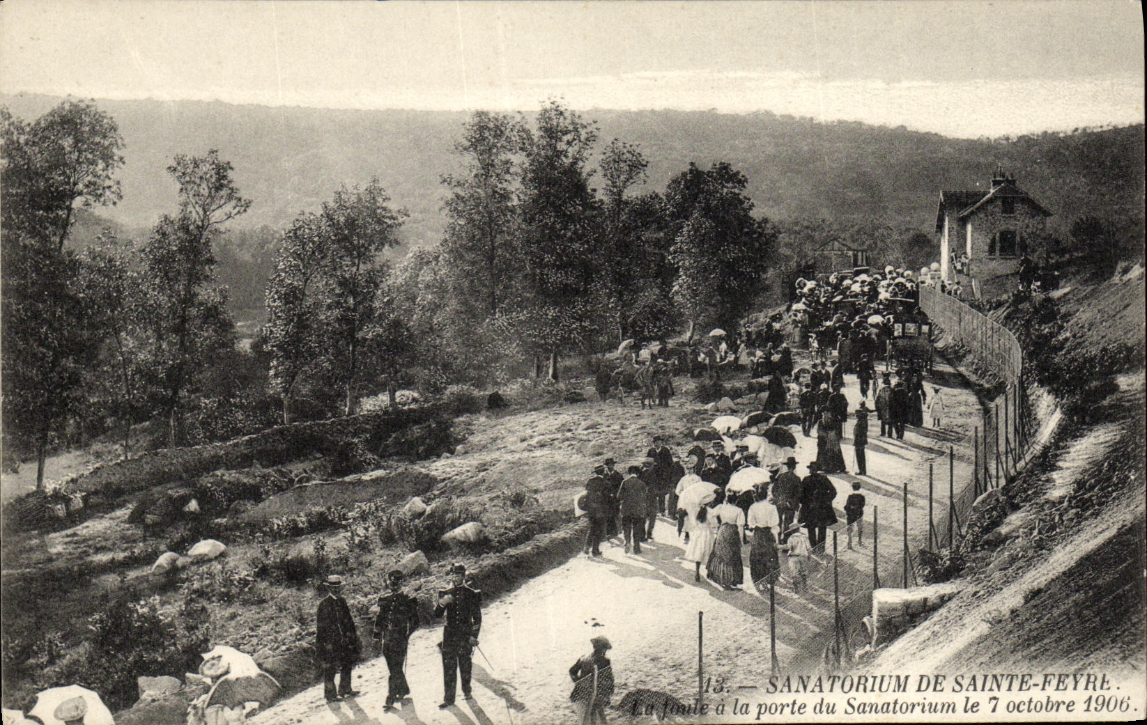 Sanatorium de Sainte-Feyre — La foule à la porte du sanatorium le 7 octobre 1906 — n° 13
