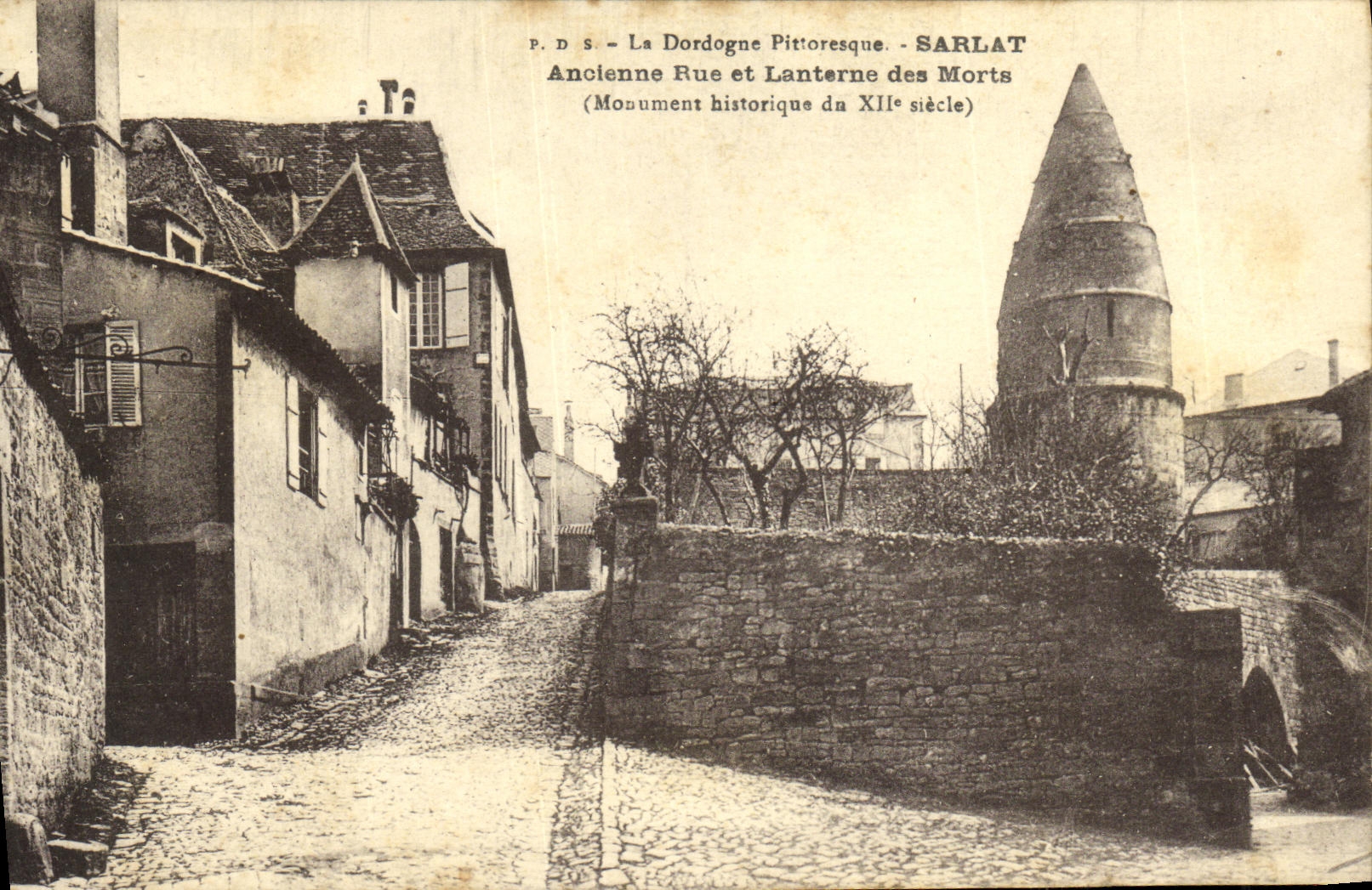 CPA Sarlat Ancienne Rue et Lanterne des Morts