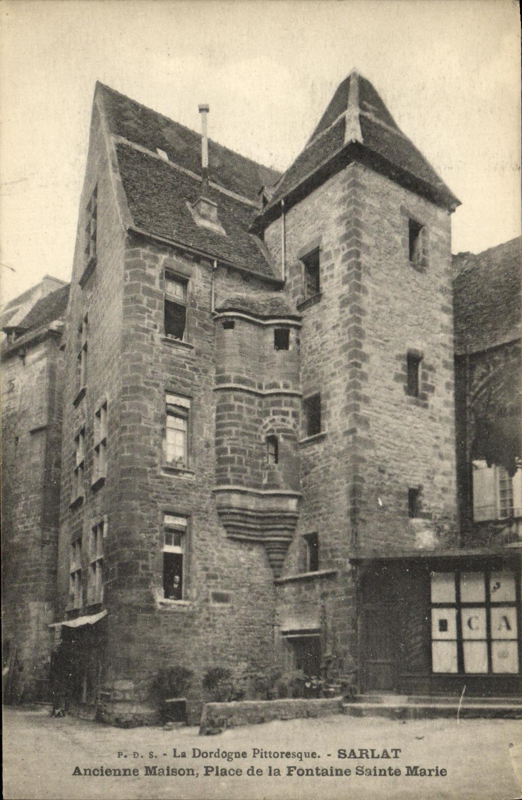CPA Sarlat Ancienne Maison Place de la Fontaine Sainte Marie